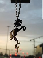 تعليقة سيارة بشكل خيل عليه حرف او اسم حسب الطلب