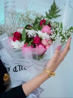 باقة ورد مع اسوارة بالاسم رسمة قلب