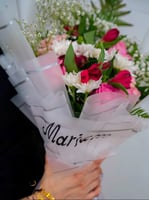 باقة ورد مع اسوارة بالاسم رسمة قلب