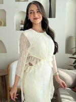 فستان نغمة الندى – دانتيل وكشكشة ساحرة