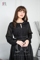 فستان يتميز ب اكسسوارا حول الياقة و الخصر واكمام ط...