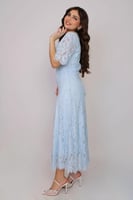 فستان دانتيل ناعم بتصميم أنثوي راقٍ