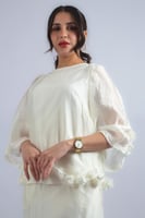 طقم أنثوي بتصميم هادئ وانسيابي