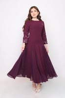 فستان انسيابية المارون – قصة واسعة