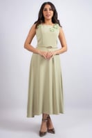 فستان بتصميم راقٍ ولمسة أنثوية ناعمة