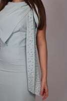 فستان طويل بتصميم أنثوي راقٍ يجمع بين البساطة والف...