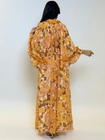 فستان طويل بتصميم أنثوي ناعم