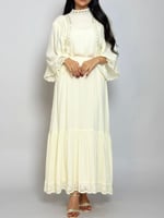 إطلالة دانتيل فاخرة