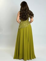 فستان انيق بتصميم راقٍ يجمع بين النعومة والفخامة