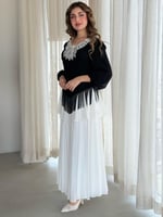 فستان بتطريز فاخر وقصة تنساب بنعومة