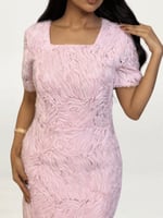 فستان بتفاصيل قماش مموّجة