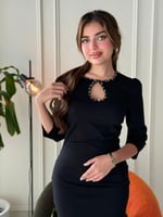 فستان سهرة ناعم ويتميز بخامة الباربي سترتش مع ورود...