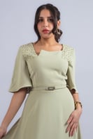 فستان بتفاصيل كتف مرصّعة