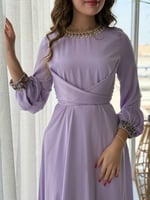 فستان بتفاصيل براقة على الياقة والأكمام وتصميم يلف...