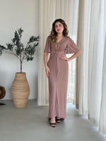 فستان بفتحة صدر ناعمة وكشكشة وسطية تُبرز الخصر