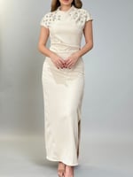 فستان بتصميم ناعم ومطرز على الأكتاف