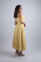 فستان بتصميم أنثوي راقٍ، مصنوع من قماش ناعم