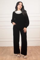 طقم أسود أنيق بياقة مزخرفة