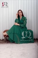 فستان انيق ويتميز ب الاكمام الطويلة والاكسسوارات ع...