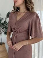 فستان بفتحة صدر ناعمة وكشكشة وسطية تُبرز الخصر