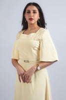 فستان بتفاصيل كتف مرصّعة