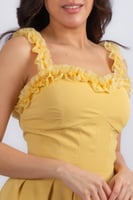 فستان أنيق بتصميم ناعم يبرز جمال القوام بأسلوب أنث...