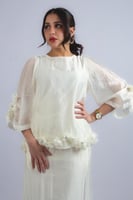 طقم أنثوي بتصميم هادئ وانسيابي