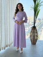 فستان بتفاصيل براقة على الياقة والأكمام وتصميم يلف...