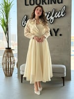 فستان بتصميم واسع وانسيابي مع حزام خصر يُبرز القوا...