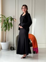 فستان بياقة بليزر وفتحة صدر لامعة تضيف لمسة عصرية...