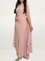 فستان الوردي الناعم بكاب انسيابي