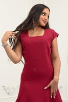 فستان عنّابي بقصّة ناعمة