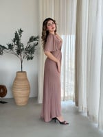 فستان بفتحة صدر ناعمة وكشكشة وسطية تُبرز الخصر