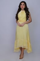 فستان أنيق بتصميم راقٍ يجمع بين النعومة والفخامة