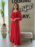 فستان بتصميم فاخر بلمسات ملكية، بأكمام واسعة وقصة...