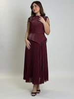 فستان أنيق بتصميم عصري يجمع بين البساطة والفخامة