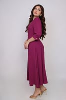 فستان أنيق بتصميم راقٍ يجمع بين البساطة والفخامة