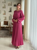 فستان بتفاصيل كسرات ناعمة وقصة خصر تحدد القوام