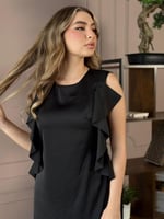 فستان بتصميم انسيابي بدون أكمام، مزين بكشكش جانبي