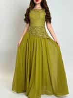 فستان انيق بتصميم راقٍ يجمع بين النعومة والفخامة