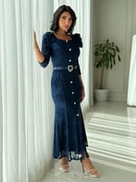 فستان دانتيل فاخر بقصة أنثوية وتفاصيل وردية راقية