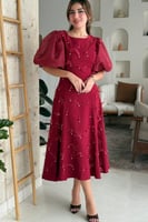 فستان متوسط الطول أنثوي، مزخرف بتطريزات ناعمة