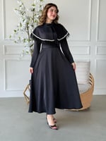 فستان مميز بكاب أنيق وتفاصيل ناعمة على الخصر