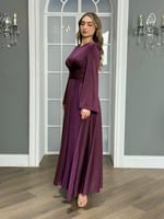 فستان بقصة ملكية بأكمام طويلة وتصميم بكسرات