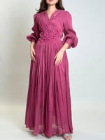 فستان طويل بتفاصيل زهور أنيقة