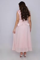 فستان أنيق بتصميم عصري يجمع بين البساطة والفخامة