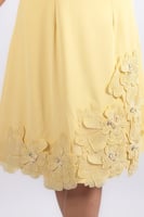 فستان أنيق بتصميم ناعم يلفت الانتباه