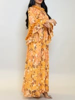 فستان طويل بتصميم أنثوي ناعم