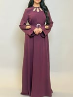 جلابية بتفاصيل مطرزة عند الرقبة والاكمام