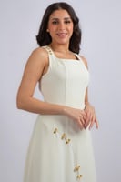 فستان ميدي كلاسيك بتصميم هندسي وحلقات ذهبية مرصعة